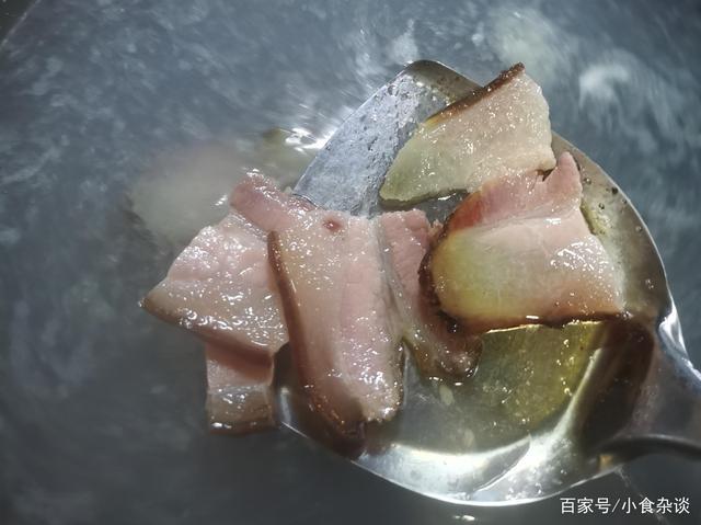 第六步,加入食用盐和切碎的干辣椒调味,继续